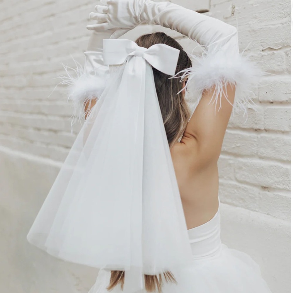 Untamed petals Perry bow veil